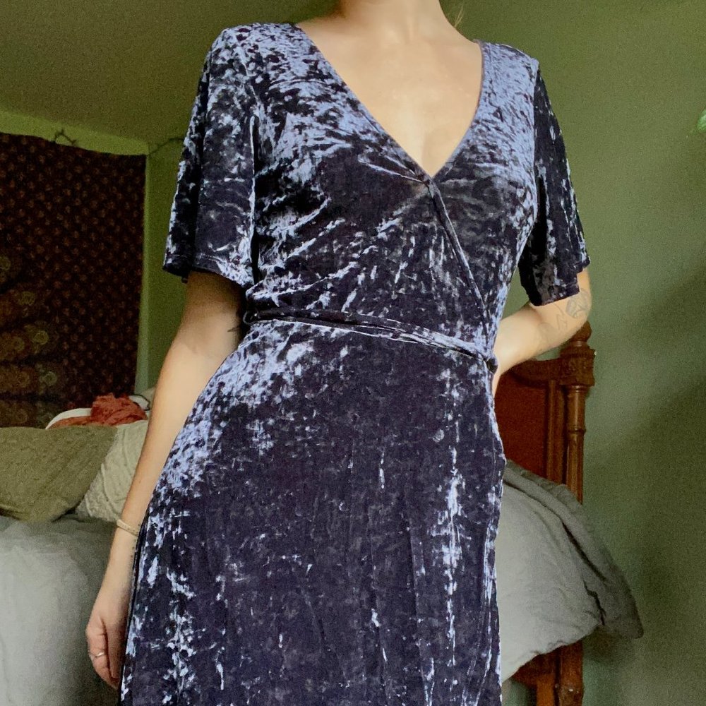 AMERICAN EAGLE VELVET V NECK MINI DRESS